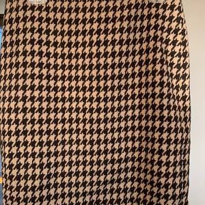 Talbots slim knee length houndstooth wool skirt with back vent, NWOT